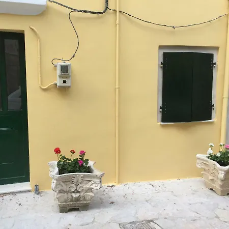 Old Town Studio Apartment *